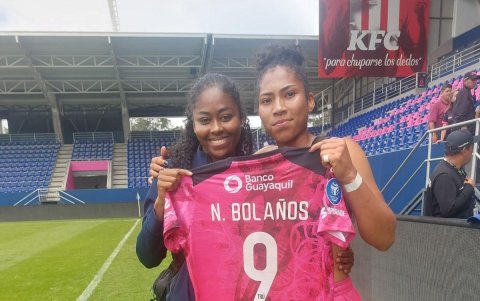 Nayely Bolaños (d) entregó a la fisoterapista Singaly Delgado (i), la camiseta con la que marcó su primer gol en la Superliga de 2024.