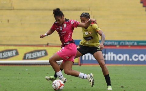 Nayely Bolaños fue difícil de controlar para la defensa de Barcelona en la primera final.