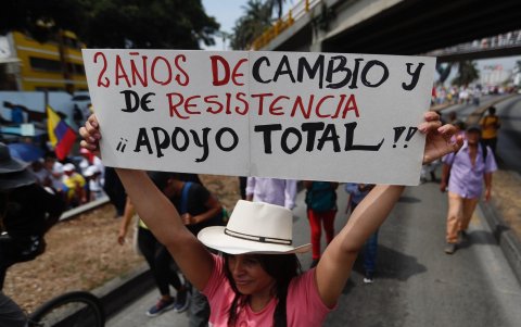 Una mujer sostiene un cartel durante una marcha en apoyo al gobierno del presidente de Colombia, Gustavo Petro, este jueves en Cali (Colombia).