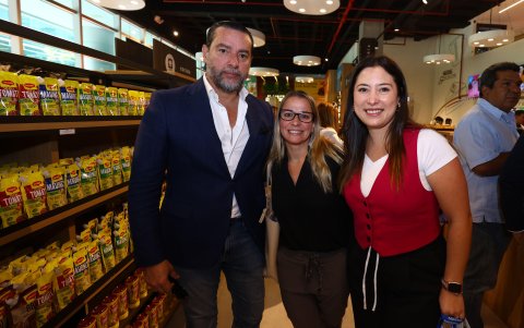 Carlos Pera, Meritxell Rivas y Camila Sempértegui.