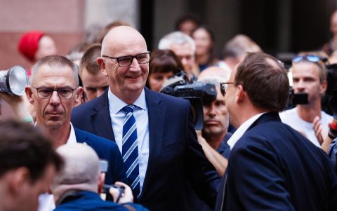 El principal candidato del Partido Socialdemócrata (SPD) y primer ministro del estado de Brandeburgo, Dietmar Woidke (c), llega a la velada electoral del partido este domingo 22 de septiembre de 2024.