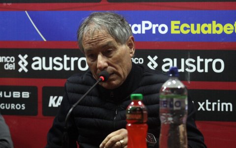 El director técnico Ariel Holan en rueda de prensa luego de una partido de Barcelona ante Deportivo Cuenca