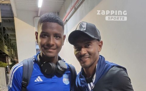 Diego Bagüí junto a su padre Óscar luego del triunfo de Emelec ante Técnico Uniersitario