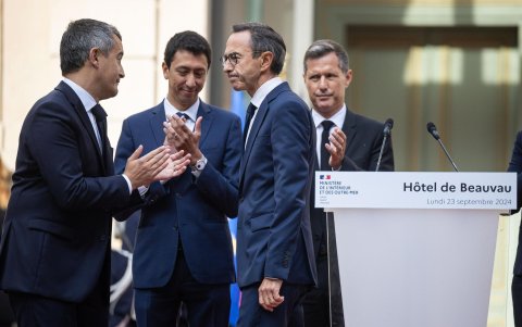 El recién nombrado ministro del Interior, Bruno Retailleau (C), saluda al ministro del Interior saliente, Gerald Darmanin (L), este 23 de septiembre de 2024.