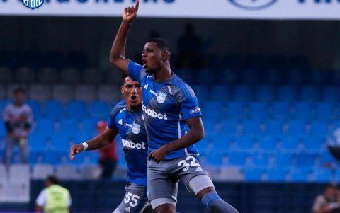 Diogo Bagüí festa su primer gol con la camiseta de Emelec en la vitoria ante Técnico Universitario