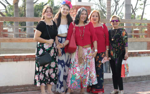 María José de Gómez, Leghins de Gómez, María Eugenia de Gómez, Celeste de Procel y Martha Váscones.