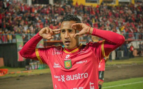 Danny Luna y un festejo para no olvidar de su gol ante Barcelona.