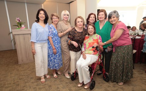 Ana Leonor Cruz, Julia Riera, Elvira Alemán, Mabel Viteri, Alba Acuña, Susana Medina, Norma Aguirre y Matilde Ruiz son algunas de las exalumnas que viajaron del exterior para ser parte de este encuentro.