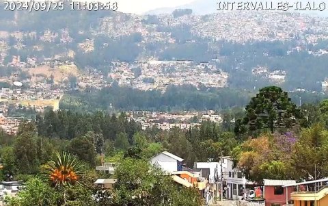 El humo del incendio forestal en la Armenia, valle de Los Chillos, se podía observar desde la zona de la vía Intervalles.