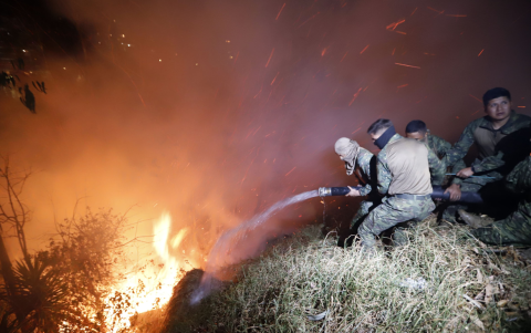 Fuerza pública coadyuva a mitigar los incendios forestales en Quito.