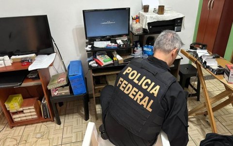 Un miembro de la Policía Federal de Brasil revisa uno de los equipos electrónicos utilizado por los detenidos.