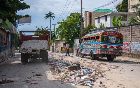 Un hombre cruza una calle este lunes, en Puerto Príncipe (Haití).