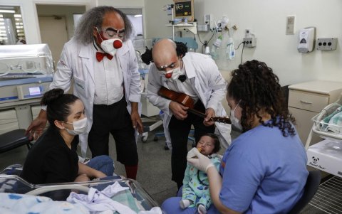 Los payasos que alegran los hospitales brasileños