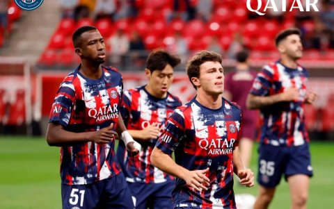Willian Pacho (i) en el calentamiento previo al partido de PSG en Champions League