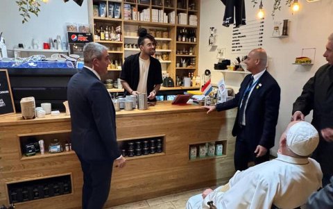 El papa Francisco, junto a dos agentes de la Gendarmería vaticana, en una cafetería en Luxemburgo.