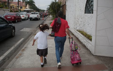 Casos. Para los casos de colegios vespertinos, padres de familia han reportado demora en la llegada de sus hijos.