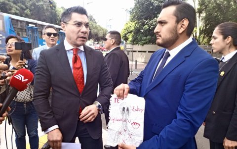 Francisco Barreiro Abad, hijo de Verónica Abad, junto a Oswaldo Trujillo.