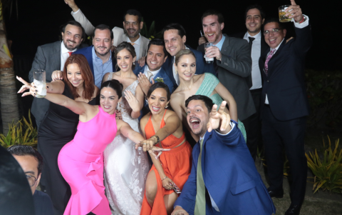 La presencia de familiares y amigos cercanos destacó el valor que los recién casados otorgan a los lazos familiares.