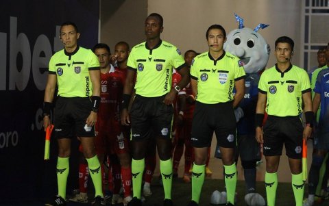 Álex Cajas (c) recibió críticas por su actuación en el Emelec vs. Técnico Universitario en Copa Ecuador.