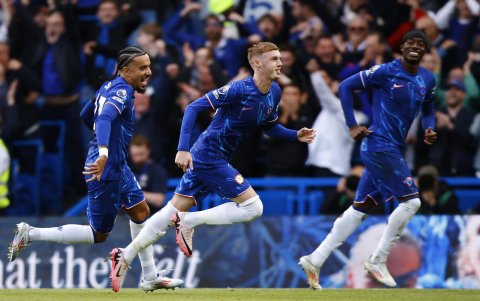 Cole Palmer (c) celebra sus cuatro goles con la camiseta de Chelsea