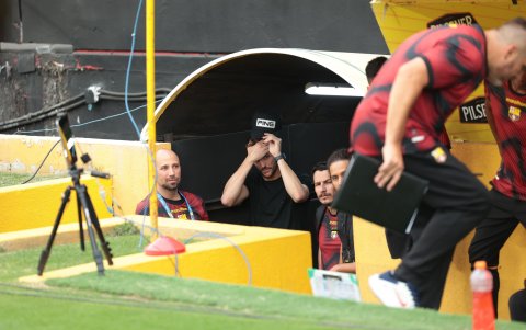 Javier Burrai en el túnel del estadio Monumental, no estuvo en los convocados.
