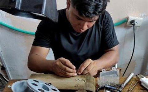 Los alumnos estudian una asignatura particular: orfebrería, para seguir con la tradición de varias generaciones de artesanos.