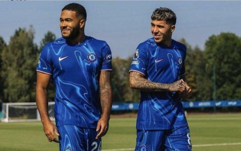 Reece James (i) capitán del equipo, se mantiene como baja del equipo.