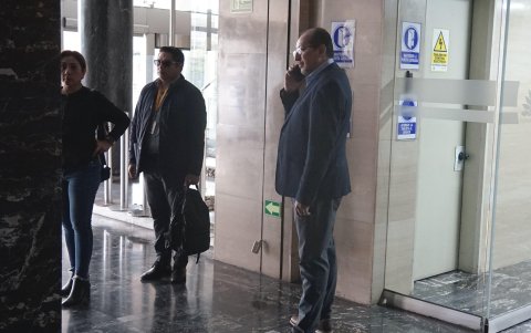 El asambleísta Ramiro Vela acudió al Legislativo para la sesión en Fiscalización que sería presencial, pero se cambió a virtual.