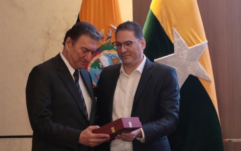 Charbel Saab recibe el reconocimiento de manos de su hijo Xavier.