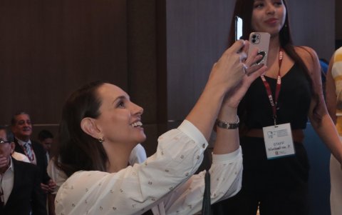 Teresa Barbosa capta los detalles con su celular.