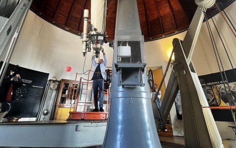 Claudio Costa manipula un telescopio en el observatorio astronómico que los papas poseen desde hace casi un siglo en su residencia estival de Castel Gandolfo, a las afueras de Roma.