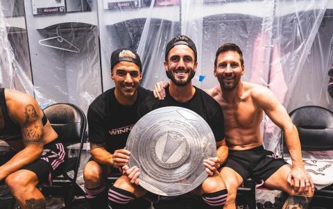Leonardo Campana (c) celebra la MLS Supporters' Shield junto a Luis Suárez y Lionel Messi.