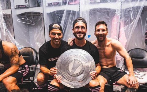 Leonardo Campana (c) celebra la MLS Supporters' Shield junto a Luis Suárez y Lionel Messi.