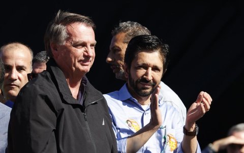 Fotografía del 3 de agosto de 2024 del exmandatario ultraderechista Jair Bolsonaro (i) durante un acto en apoyo al candidato para la Alcaldía de São Paulo, Ricardo Nunes.