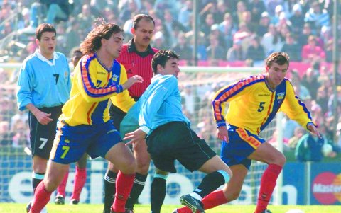 El Flaco (d) dejó su huella en la Tri que clasificó por primera vez a una Copa del Mundo, la de Corea y Japón 2002.