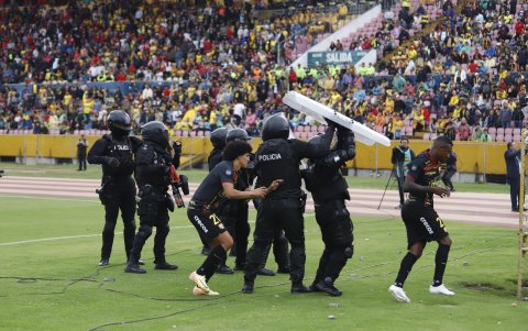 Jugadores evaden lanzamientos de huevos que la hinchada torera les arrojó en el entretiempo.