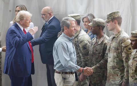El candidato Donald Trump y el gobernador de Georgia, Brian Kemp saludan a los miembros de la Guardia Nacional tras los daños y la recuperación del huracán Helene en Evans.