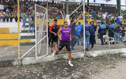 Jefferson Montero, rumbo al calentamiento previo en el estadio de La Troncal.