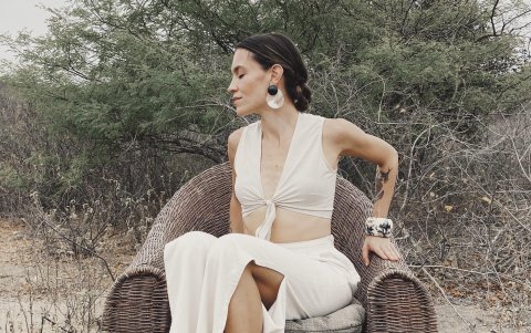 Desde que inició Madrigal, la cantante ha ido lanzando sencillos anualmente.