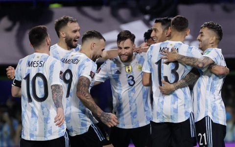 El último antecedente entre ambas selecciones se pintó de Albiceleste. Fue goleada 3-0 en Argentina, rumbo al Mundial de Qatar.