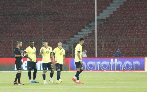 La amargura de los jugadores ecuatorianos al empatar 0-0 con Paraguay.