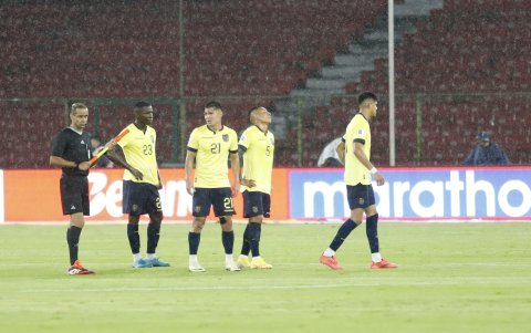 La plantilla tricolor se lamenta luego de empatar sin goles ante la Albirroja, en Quito.