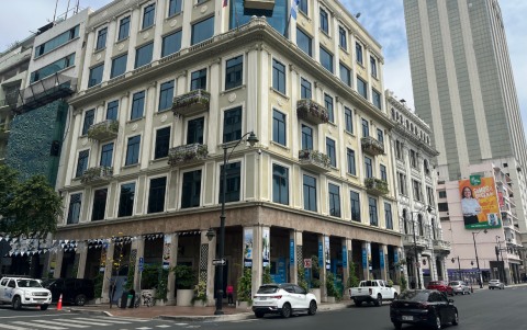 La Prefectura del Guayas está ubicada en el centro de Guayaquil, a 140 kilómetros del recinto Boca de Agua Fría, en el límite con Manabí, donde culmina la obra contratada.