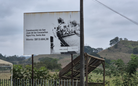 Letrero ubicado al ingreso del recinto San Juan de Las Cucarachas, en Manabí, que detalla la obra contratada y evidencia el paso del tiempo.
