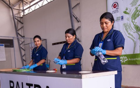 Las botellas son recolectadas y procesadas a diario en la terminal aérea para luego ser enviadas a la capital.