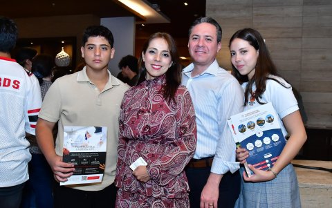Fabián Cueva, Patricia Loaiza, Fabián Cueva y Gabriela Cueva.