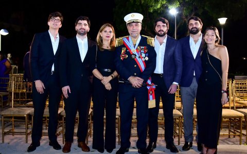 Martín y Denise de Cucalón junto a Juan Sebastián, Nicolás, Martín, Diego y Valeria Cucalón.
