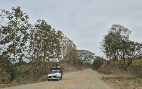 Así luce el camino la altura del recinto San Isidro, donde se ha colocado material de mejoramiento por parte de los moradores para transitar en mejores condiciones.