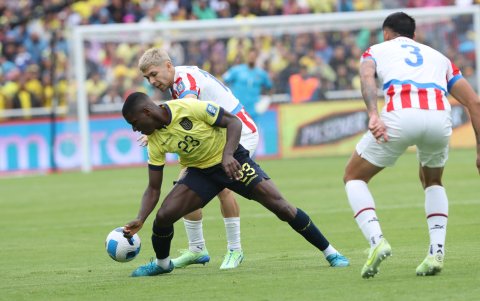 El volante Moisés Caicedo terminó extenuado en el medio campo por sus labores defensivas y ofensivas.