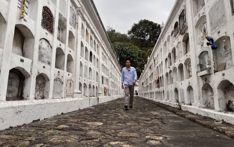 Historia. En el Cementerio General de Guayaquil aún se puede observar los pisos antiguos de la ciudad. Además, allí se encuentran los restos de personajes importantes, como Medardo Ángel Silva.